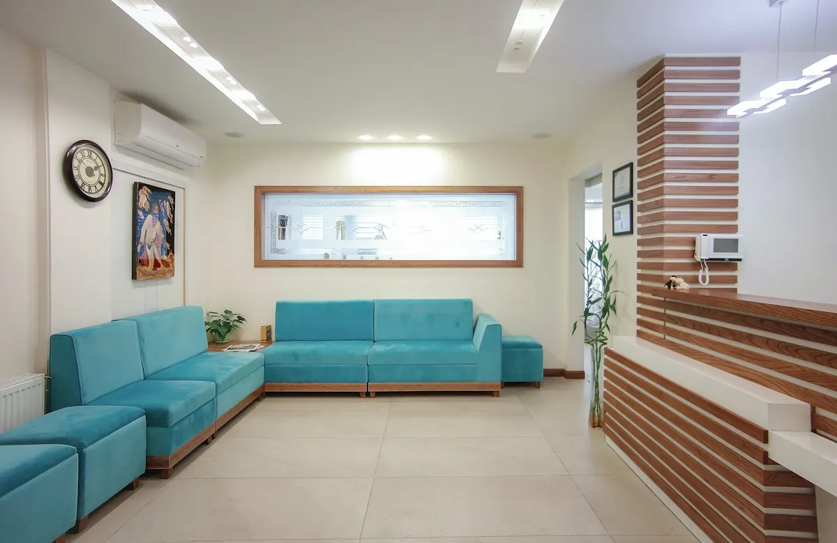 Receção e sala de espera de uma clínica